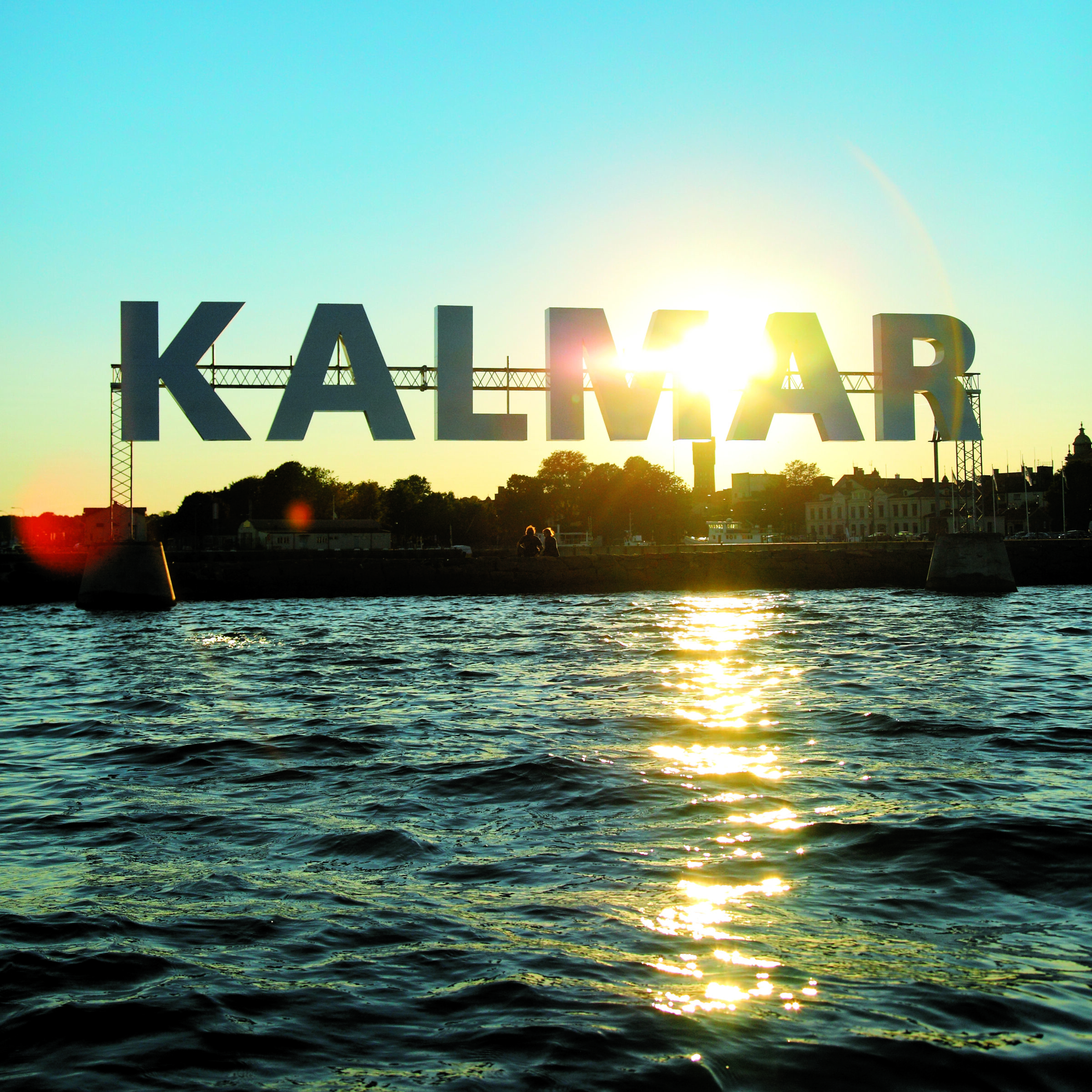 Skylt med bokstaverna Kalmar, placerad i havet.