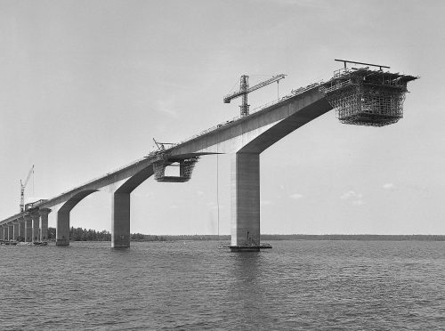 Svartvit bild på Ölandsbron när den är byggd till hälften.