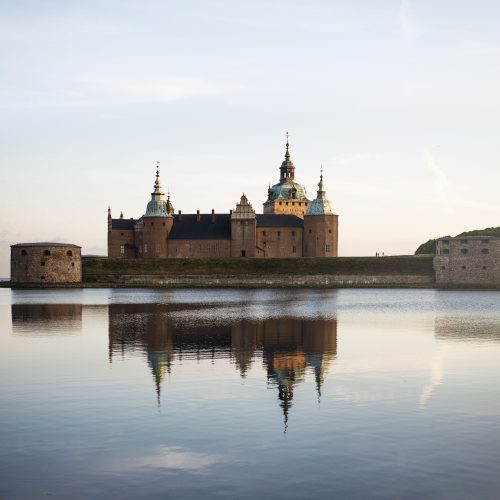 Kalmar Slott omgivet av ett lugnt hav