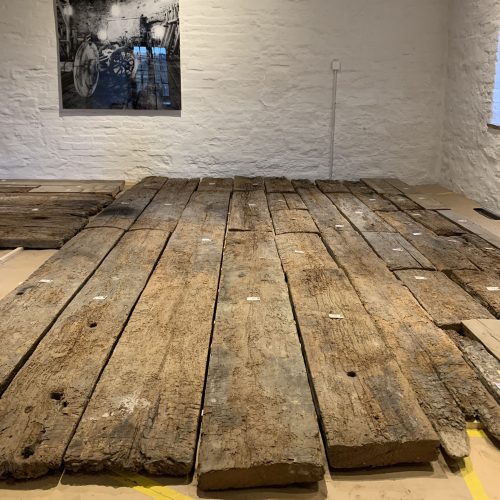 historiska träplankor utlagda på ett golv
