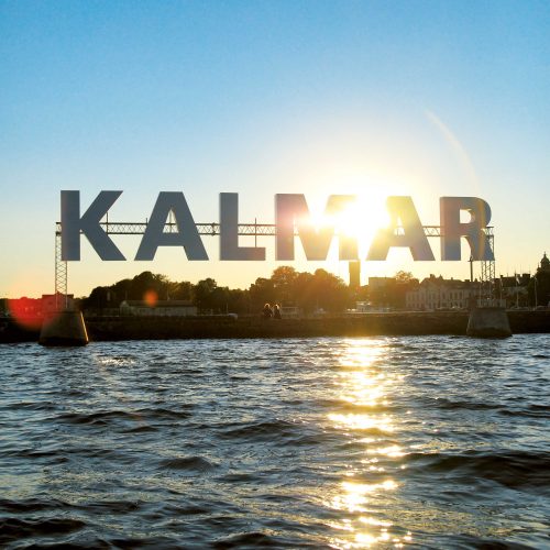 Skylt placerad i havet med bokstäverna Kalmar.