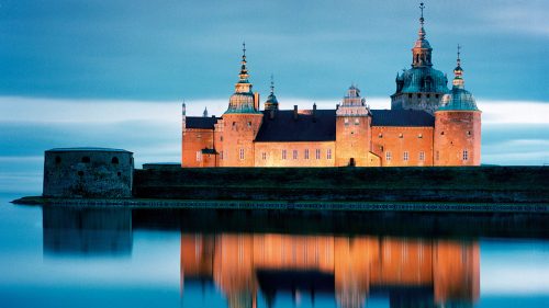 Kalmar Slott speglar sig i vattnet.
