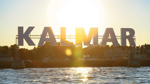Skylt på vattnet med bokstäverna Kalmar.