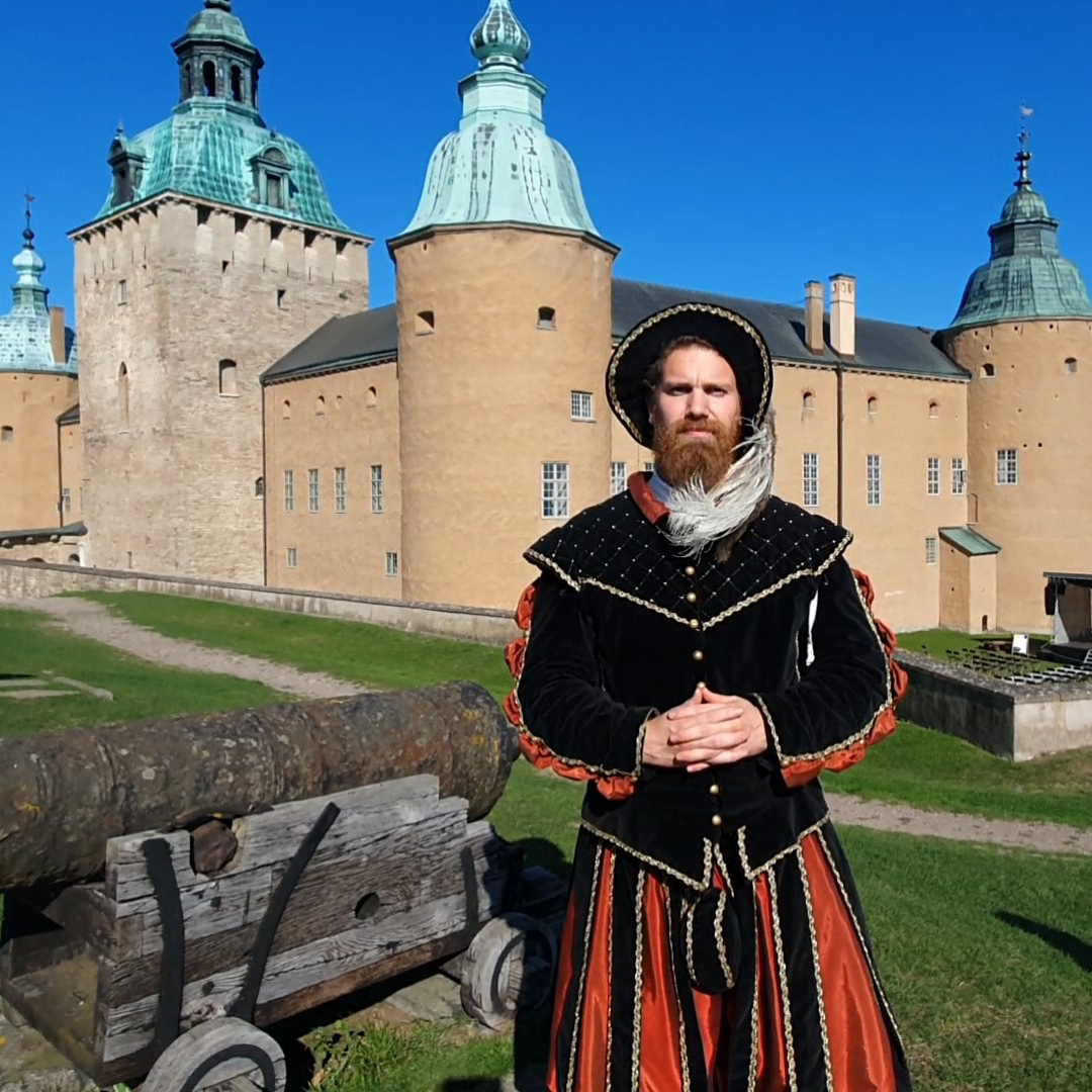 Christian Dyvik står framför Kalmar Slott klädd i historiska kläder.